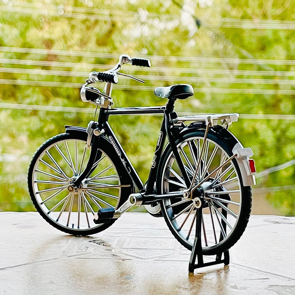 CycleCraft – Detailed Vintage Bicycle Display Model Toy