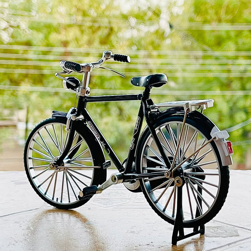 CycleCraft – Detailed Vintage Bicycle Display Model Toy