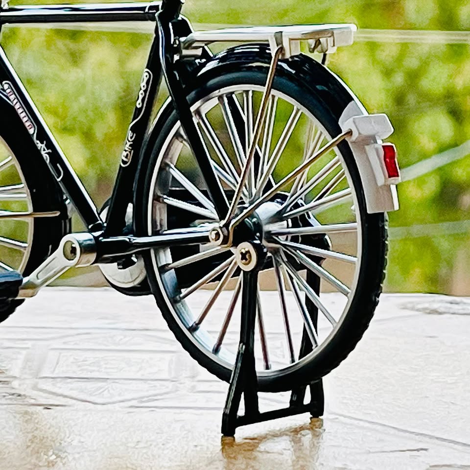 CycleCraft – Detailed Vintage Bicycle Display Model Toy