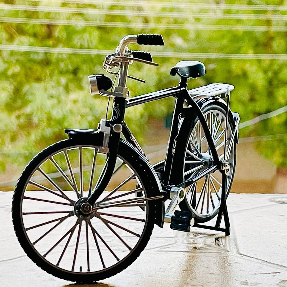 CycleCraft – Detailed Vintage Bicycle Display Model Toy
