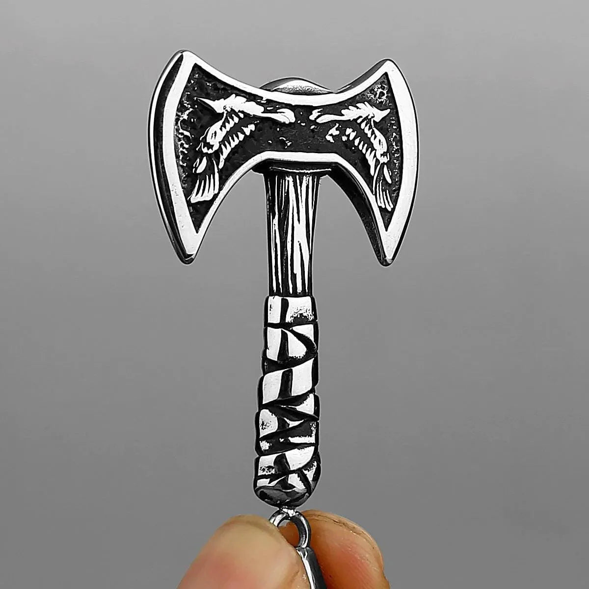 AxeValor – Elegant Norse Axe Necklace