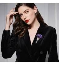 BloomBrooch – Artistic Wearable Flower Holder Brooch