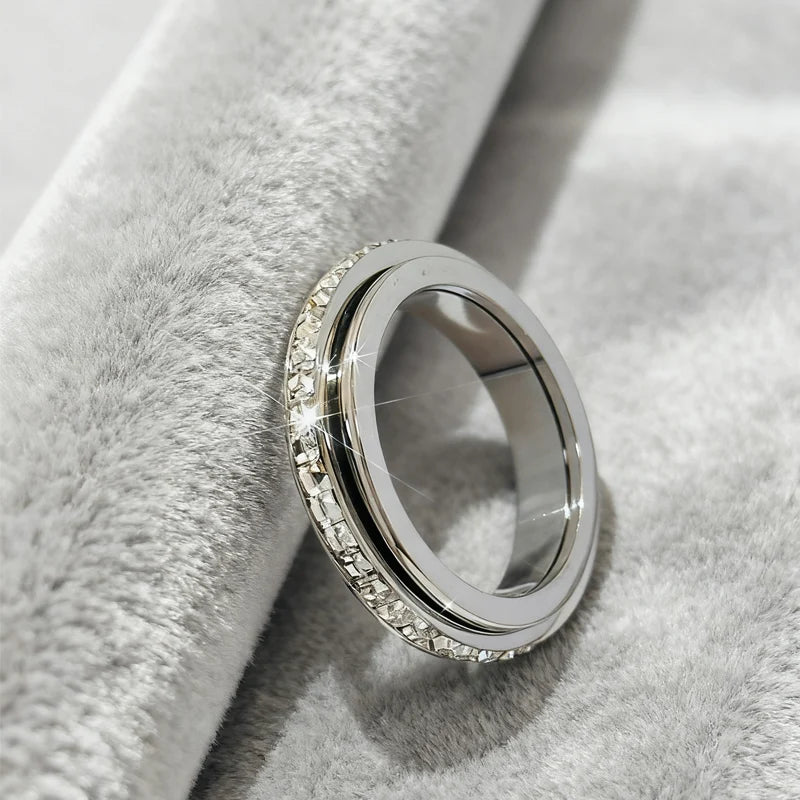 GlimmerTwist – Rotating Crystal Fashion Ring